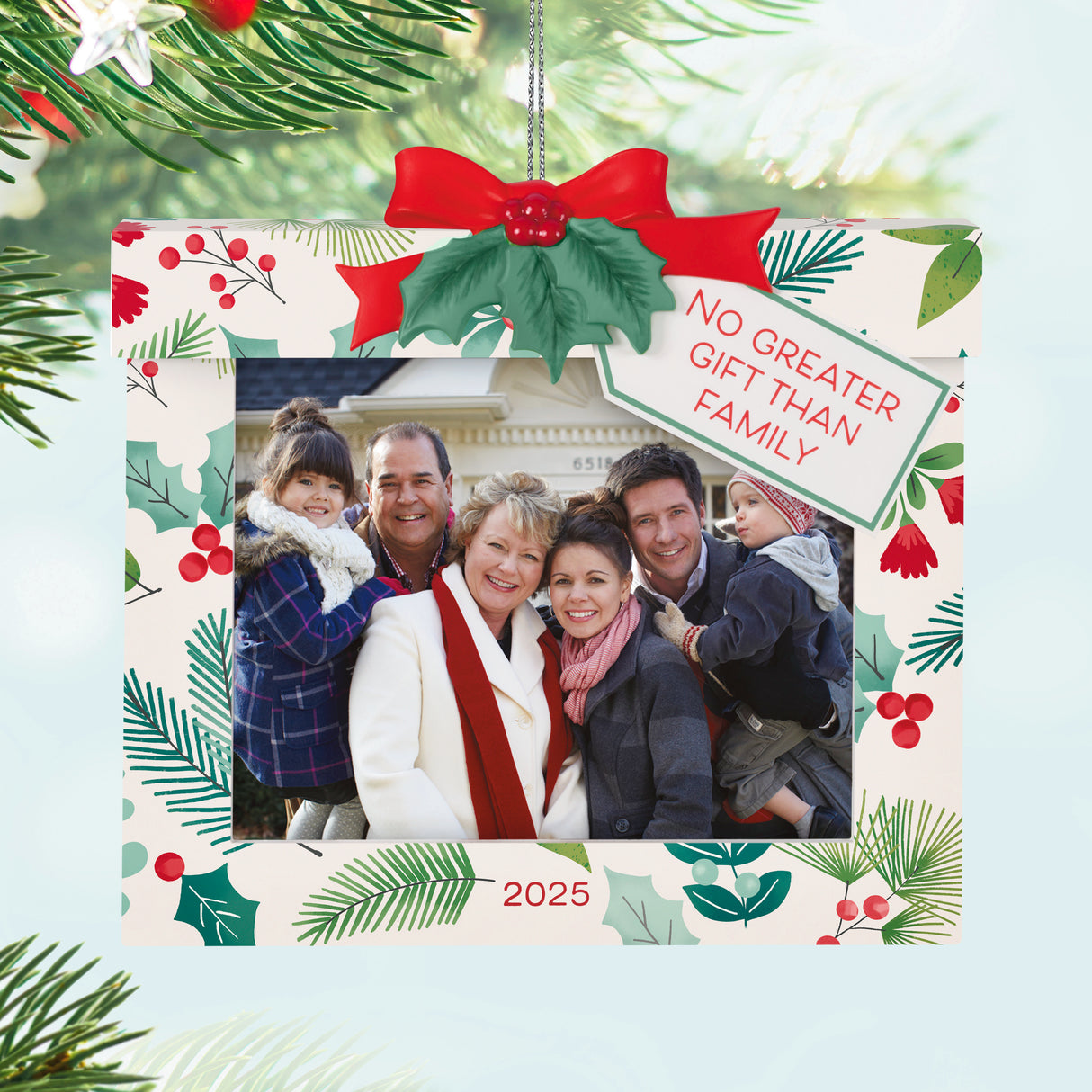 Hallmark Keepsake Christmas Ornament (The Gift of Family 2025 Photo Frame)